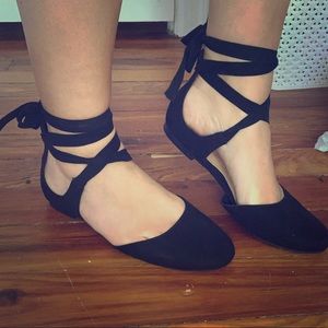BRAND NEW tie up ballet flats in black, size 7